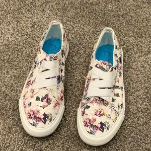Blowfish 8.5 NWOT Flower Shoes